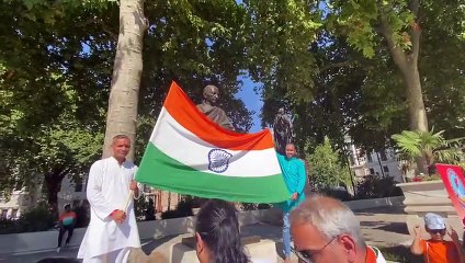 ब्रिटिश पार्लियामेंट के बाहर तिरंगे का हुआ पूजन और झंडारोहण