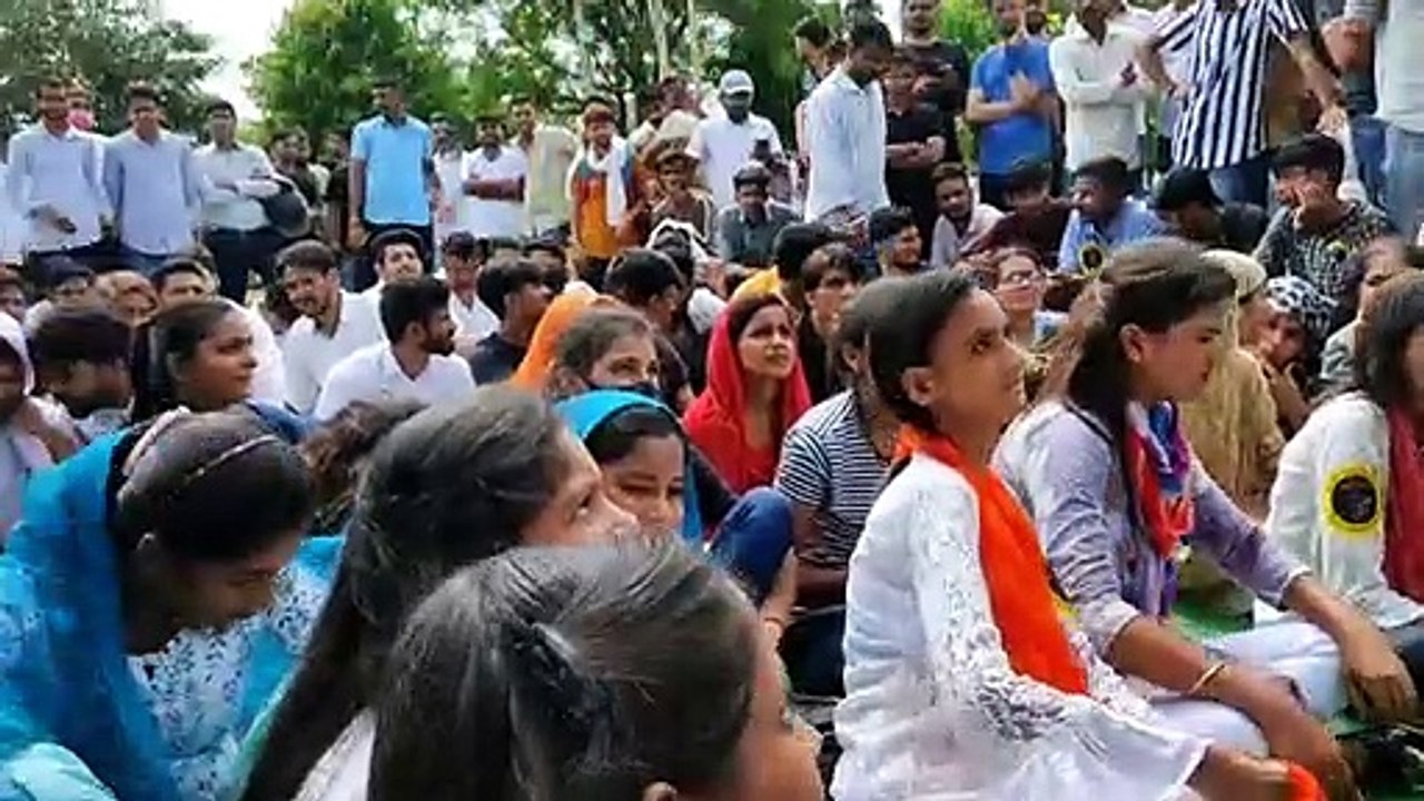 राजस्थान विवि में 50 घंटे से धरना जारी, आमरण अनशन पर अधिकार मोर्चा के अध्यक्ष रोशन मुंडोतिया