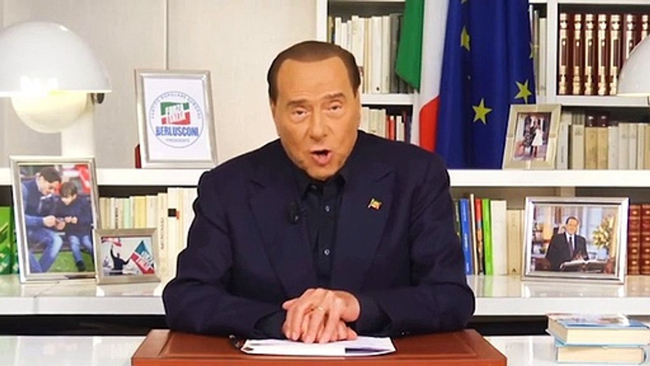Berlusconi e la battuta social: "Vota comunista...ah no, Forza Italia" - Video