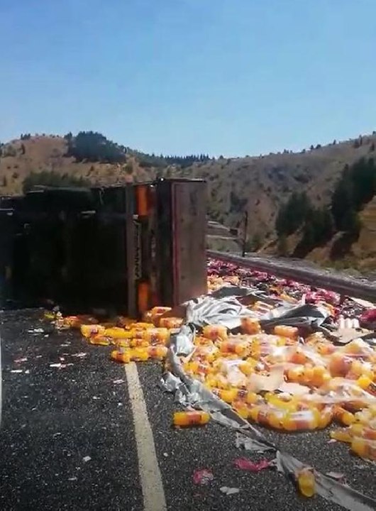 Kastamonu gündem haberleri... MEŞRUBAT YÜKLÜ TIR DEVRİLDİ, YOLDA UZUN ARAÇ KUYRUĞU OLUŞTU