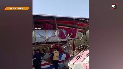 Violento choque frontal entre un micro y un camión cargado de soja