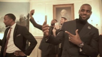 Cavs take on mannequin challenge at the White House