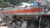 Son dakika haberi! Hindistan'da güvenlik güçlerini taşıyan otobüs nehre düştü: 7 ölü, 32 yaralı