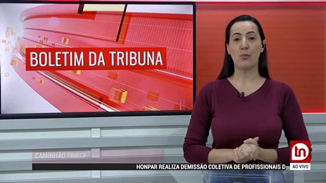 Caminhão frigorífico carregado tomba na BR-369, em Apucarana