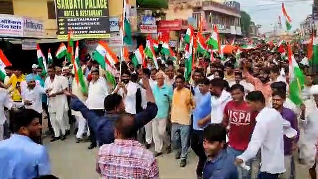 स्वतंत्रता दिवस पर 200 मीटर लम्बे तिरंगे के साथ निकाली 13 किमी की तिरंगा पैदल यात्रा, देशभक्ति के रंग में रंगा शहर, देखिए VIDEO