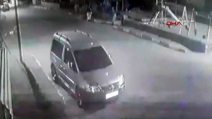 Husumetli olduğu kardeşinin aracını kundakladı