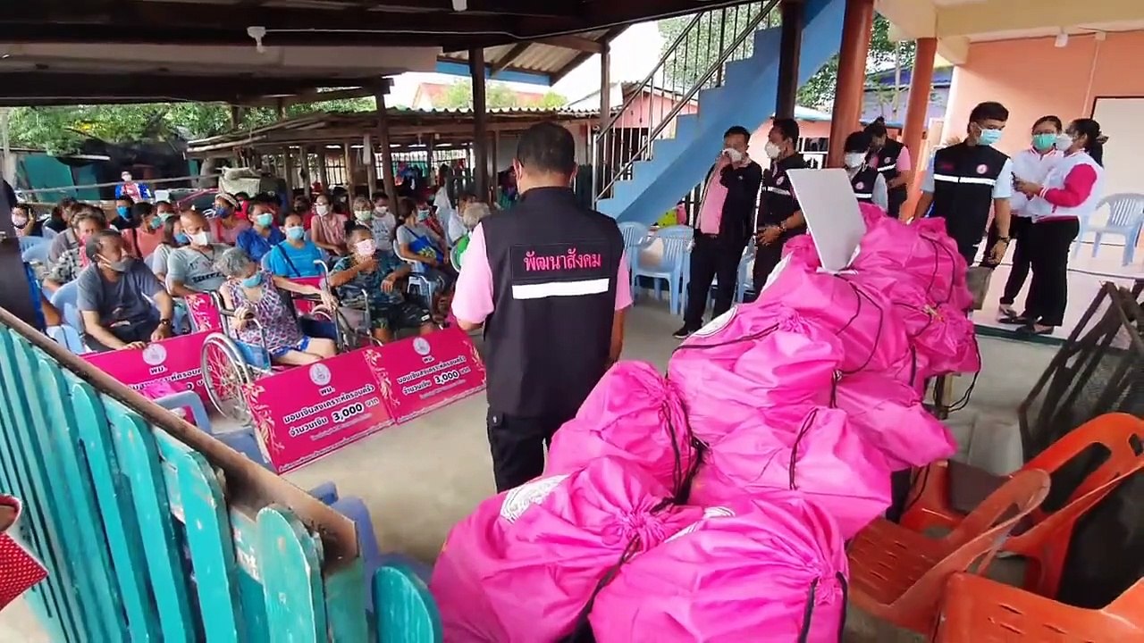 ชวน หลีกภัย ลงพื้นที่ให้กำลังใจ และมอบถุงยังชีพแก่ประชาชน ชุมชนวัดศรีจันทร์ประดิษฐ์