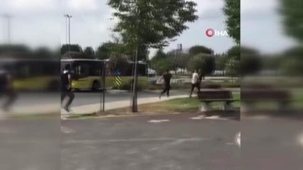 Son dakika haberi! Pendik'te pazarda yan bakma kavgası kamerada