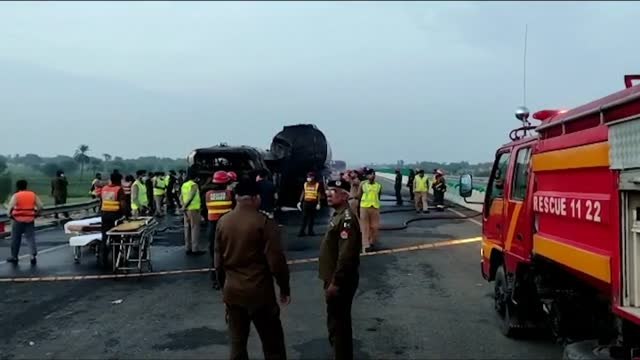 20 muertos en Pakistán por el choque entre un autobús y un petrolero