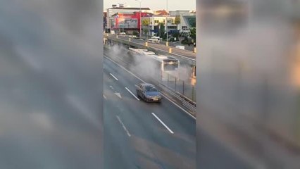 Avcılar'da duman çıkararak arızalanan metrobüsteki yolcular tahliye edildi