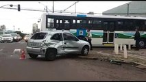 Idoso fica ferido em acidente entre carro e ônibus no Centro de Cascavel