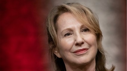 GALA VIDEO - “Ils sont tous morts” : Nathalie Baye émue devant une photo de Johnny Hallyday