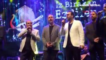 Bakan Kasapoğlu sahnede ezgi seslendirdi