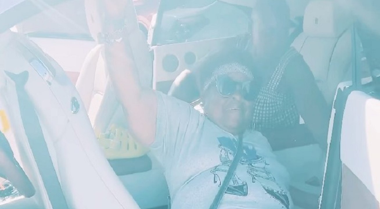 Tichina Arnold laughs as her mother struggles to get in her car, as the mother jokes along with her