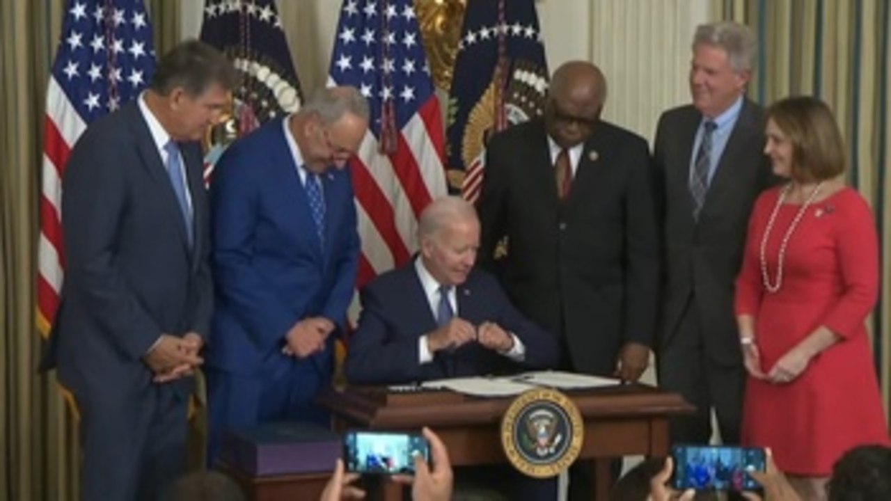 Biden firma la Ley de Inflación, "una de las más importantes de la historia"