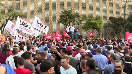 Aos 76 anos, Lula garante 'energia de 30' para 'recuperar o país'