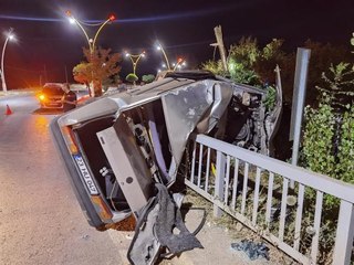 KONTROLDEN ÇIKAN OTOMOBİL KÖPRÜNÜN DEMİR KORKULUĞUNA SAPLANDI