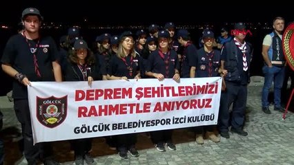 DEPREM ANITI ÖNÜNDE SAAT 03.02'DE ANMA TÖRENİ