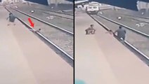 Demiryolu çalışanı, raylara düşen çocuğu trenin altında kalmaktan son anda kurtardı