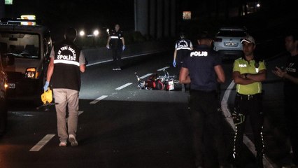 Devrilen motosikletten yola savrulan iki kişinin üzerinden araba geçti