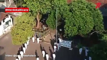 Penuh Khidmat, Santri Assholach Gelar Upacara HUT RI