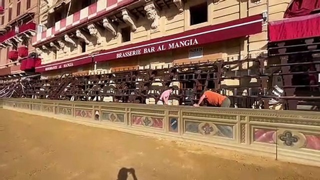 Palio di Siena, i tecnici al lavoro in piazza del Campo dopo il rinvio per pioggia