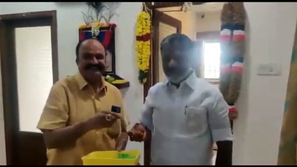 OPS- க்கு இனிப்பு வழங்கிய புகழேந்தி