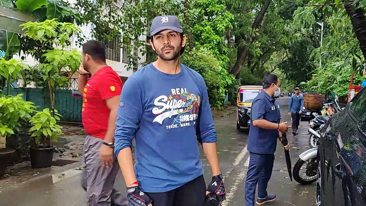Gym Session के बाद जुहू में स्पॉट हुए Kartik Aaryan
