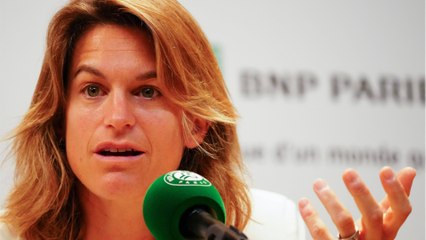 GALA VIDÉO – Amélie Mauresmo dévoile le visage de son fils Aaron : c’est son sosie !