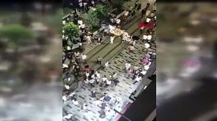 Скачать видео: İstiklal Caddesi'nde meydan savaşı! Tekme tokat kavga ettiler