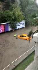 Kahraman Türk polisinin suya girip taksiciyi kurtardığı anlar kamerada