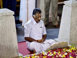ஜெயலலிதா நினைவிடத்தில் மலர்தூவி அஞ்சலி செலுத்திய ஓபிஎஸ்
