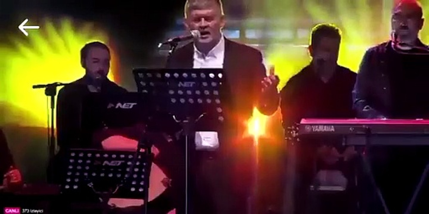 Konserde sahneye atladı: Uyan artık AK Parti'ye oy verme