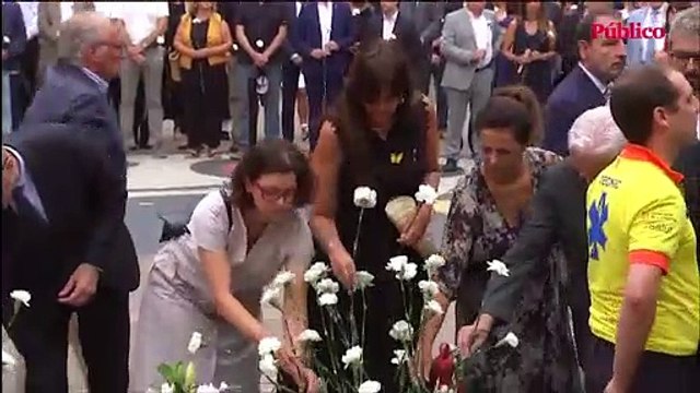 Vídeo | Manifestantes intentan boicotear el acto de homenaje a las víctimas del 17-A