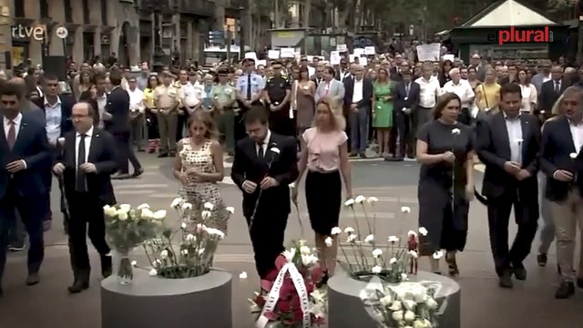 Un grupo de manifestantes que reclama saber la verdad boicotea el homenaje a las víctimas del 17-A