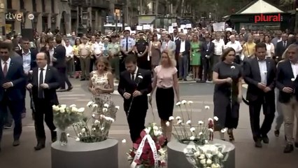 Un grupo de manifestantes que reclama "saber la verdad" boicotea el homenaje a las víctimas del 17-A