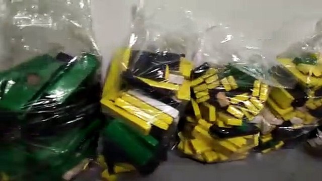 Traficante se apavora com viatura, tenta fugir e capota caminhonete lotada com maconha