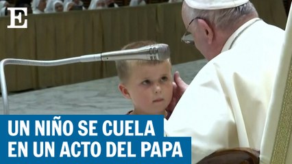 Un niño se cuela en la audiencia del papa Francisco