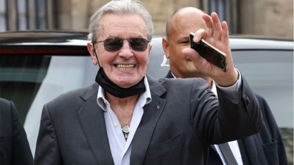 VOICI - Alain Delon : ce métier qu'il comptait exercer avant de devenir acteur