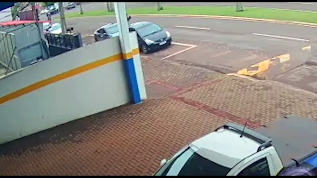 Vídeo mostra colisão que envolveu quatro veículos na Avenida Brasil