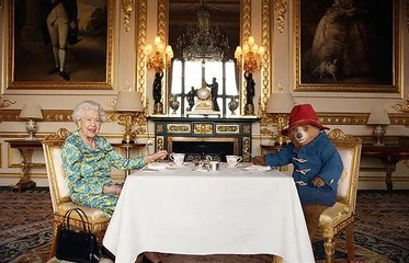 الملكة إليزابيث الثانية تحتسي الشاي مع الدب الشهير Paddington في قصر باكنغهام