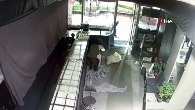 Girdikleri kuyumcudan çaldıkları altınları torbalara doldurup kaçtılar...O anlar kamerada