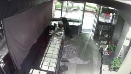 İzmir haberi: Kuyumcuda torbalı soygun kamerada: Saniyeler içinde tezgahı boşalttılar