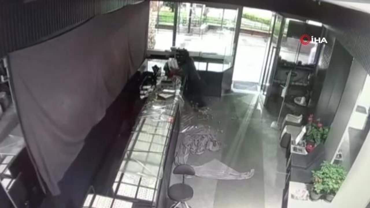 İzmir haberi: Kuyumcuda torbalı soygun kamerada: Saniyeler içinde tezgahı boşalttılar