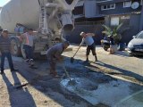 İzmir haber: Seferihisar'da esnaf, belediyenin kapatmadığı çukurları betonla doldurdu
