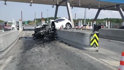 Otoyolda bariyere çarpan otomobilin sürücüsü yaralandı