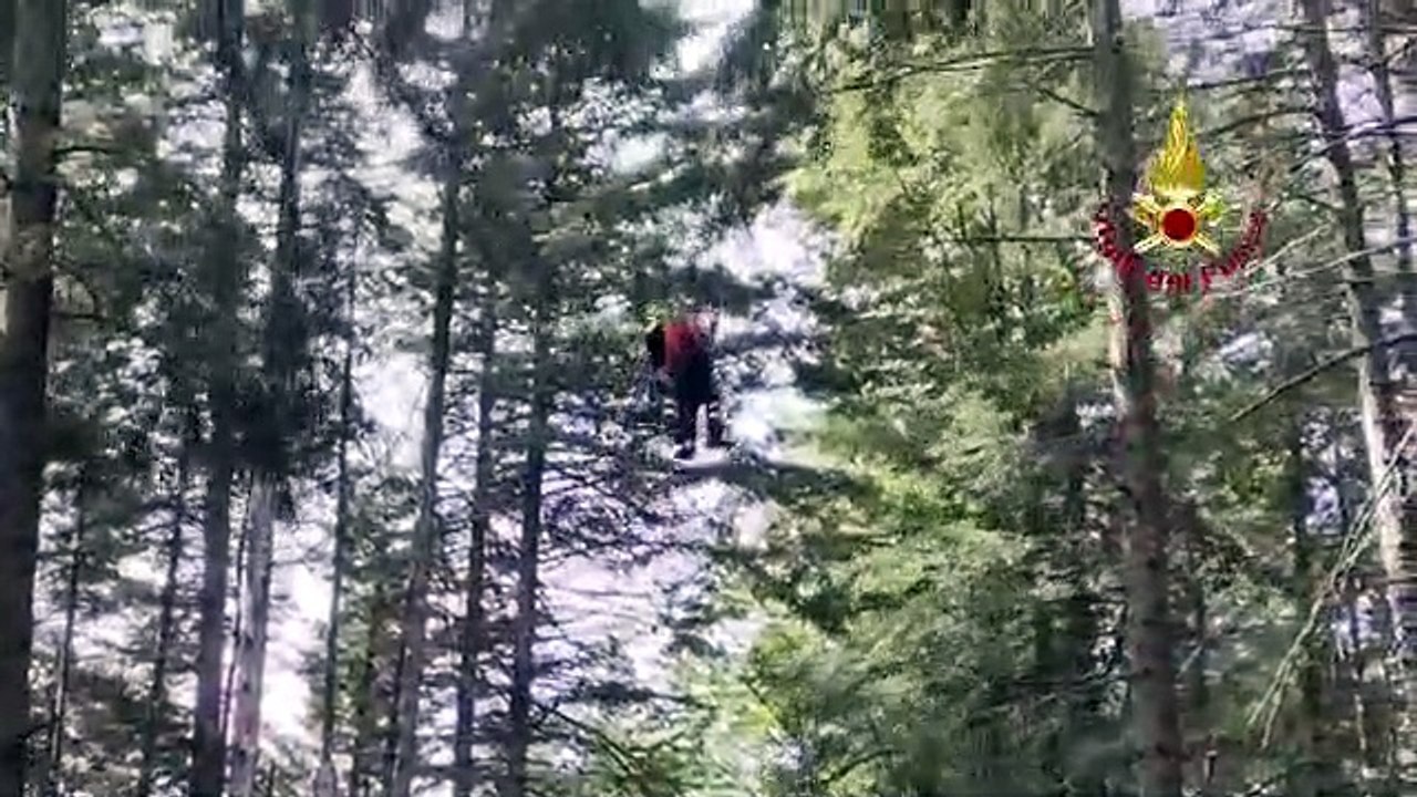 Ottantenni in difficoltà su un sentiero: salvate dai vigili del fuoco / VIDEO
