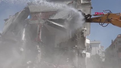 BÜYÜKÇEKMECE'DE HASARLI 5 BİNANIN YIKIMI GERÇEKLEŞTİ