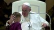 Vatican - En pleine audience, un jeune enfant trouve le courage de traverser la scène pour aller voir le Pape François, visiblement ravi par cette intrusion surprise