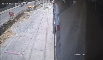 MOTOKURYE KANALA DÜŞTÜ; O ANLAR KAMERADA